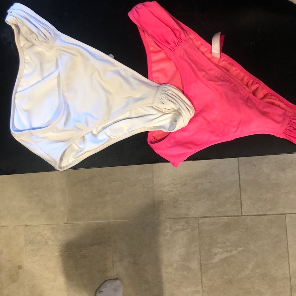 Victoria’s Secret bikini bottoms size M.